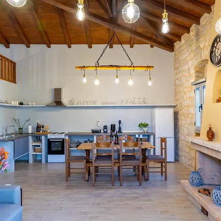 Stenorougi Charias Tatil Evi Kharia