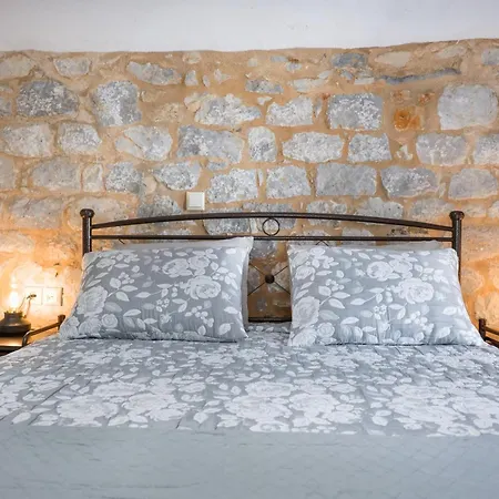 Stenorougi Charias Holiday home *