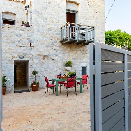 Stenorougi Charias Holiday home *